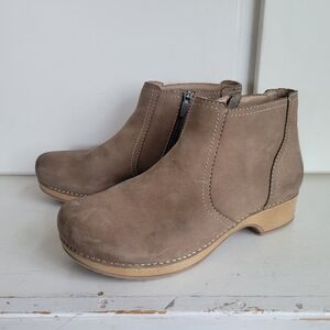 Dansko Maria Milled Nubuck Brown Taupe Zip Ankle Boots Clogs Wedge Heel Size 41